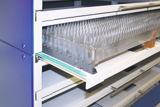 Im Regalwechselturm RCS werden die segmentierten Auflagestege aufbewahrt und per Gabelstapler oder Hubwagen direkt an die Flachbett-Laserschneidmaschine gebracht. Bild: KKI Im Regalwechselturm RCS werden die segmentierten Auflagestege aufbewahrt und per Gabelstapler oder Hubwagen direkt an die Flachbett-Laserschneidmaschine gebracht. Bild: KKI