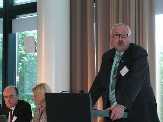 Michael Ziesemer, Chief Operating Officer bei Endress und Hauser, ordnet die Unternehmensleistung in die der gesamten Branche ein: "Wir haben von einer guten Branchenkonjunktur profitiert. Der ZVEI schätzt, dass die deutsche Automatisierungsindustrie im vergangenen Jahr um 16 Prozent zulegen konnte. Nach einem Minus von ebenfalls 16 Prozent im Jahr 2009 ist die Branche damit noch nicht wieder auf dem Niveau von vor der Krise. Wir selbst liegen, wie andere Unternehmen auch, über dieser Marke. Auch deshalb, weil sich Prozessautomatisierung und Instrumentierung – der Kern unseres Geschäfts – besser entwickelt haben als die Automatisierungsbranche insgesamt. Es besteht also kein Anlass, etwas an unserer strategischen Ausrichtung zu ändern!" (Bild: Jablonski / PROCESS)