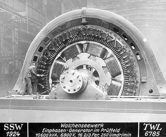 1924 Eröffnung des Walchenseekraftwerks: Die leistungsstarken Generatoren des damals größten Speicherkraftwerks der Welt sind von der Siemens-Schuckertwerke - hier ein Einphasen-Generator im Prüffeld <em id="ForP_4A7ACF2E-BCD8-589B-5FFBBDF97D23A056">Bilder: Siemens</em> 1924 Eröffnung des Walchenseekraftwerks: Die leistungsstarken Generatoren des damals größten Speicherkraftwerks der Welt sind von der Siemens-Schuckertwerke - hier ein Einphasen-Generator im Prüffeld <em id="ForP_4A7ACF2E-BCD8-589B-5FFBBDF97D23A056">Bilder: Siemens</em>