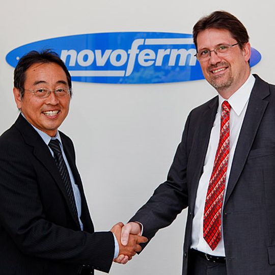 Takeno Hoizumi, General Manager European Business der Sanwa Holdings Corporation (links), und Rainer Schackmann, Vorsitzender der Geschäftsführung/CEO der Novoferm GmbH, zeigen sich überwältigt von der großen Spendenbereitschaft. Bild: Novoferm Takeno Hoizumi, General Manager European Business der Sanwa Holdings Corporation (links), und Rainer Schackmann, Vorsitzender der Geschäftsführung/CEO der Novoferm GmbH, zeigen sich überwältigt von der großen Spendenbereitschaft. Bild: Novoferm