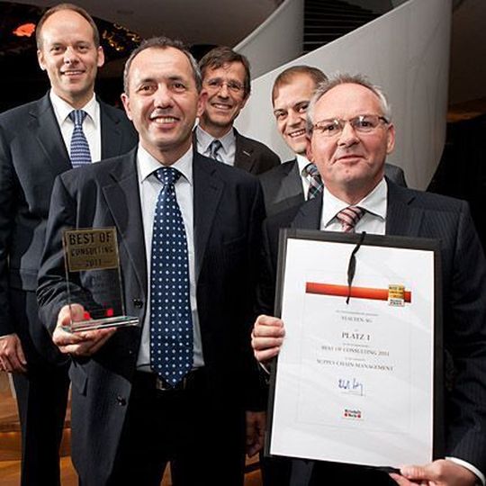 Freuten sich über die Auszeichnung (von links): Dr. Mark Hiller (Geschäftsführer Recaro Aircraft Seatings), Wilhelm Goschy (Vorstand Staufen AG), Michael Henne (Leiter Vertrieb Staufen AG), Joachim Ley (Produktionsleiter Recaro Aircraft Seatings) und Martin Haas (Vorstand und Gründer Staufen AG) Bild: Staufen AG Freuten sich über die Auszeichnung (von links): Dr. Mark Hiller (Geschäftsführer Recaro Aircraft Seatings), Wilhelm Goschy (Vorstand Staufen AG), Michael Henne (Leiter Vertrieb Staufen AG), Joachim Ley (Produktionsleiter Recaro Aircraft Seatings) und Martin Haas (Vorstand und Gründer Staufen AG) Bild: Staufen AG