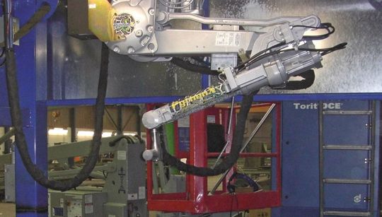 Bild 1: Eine Sechs-Achs-Konstruktion gibt dem Roboterarm maximalen Bewegungsspielraum. Dadurch kann die Stellung des Plasmabrenners zum Werkstück je nach Anforderung flexibel und genau verändert werden. (Bild: IBB) Bild 1: Eine Sechs-Achs-Konstruktion gibt dem Roboterarm maximalen Bewegungsspielraum. Dadurch kann die Stellung des Plasmabrenners zum Werkstück je nach Anforderung flexibel und genau verändert werden. (Bild: IBB)