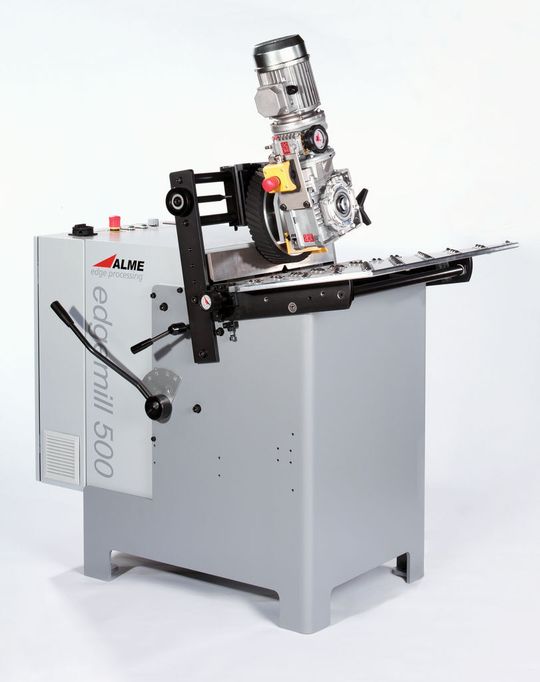 Die Kantenfraesmaschine Edgemill 500 bearbeitet nahezu alle Werkstoffe, sogar Titan. (Bild: Alme AG) Die Kantenfraesmaschine Edgemill 500 bearbeitet nahezu alle Werkstoffe, sogar Titan. (Bild: Alme AG)