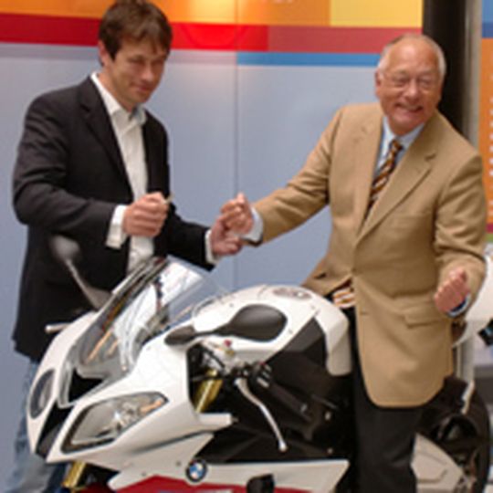 Walter Heitmüller, Präsident der Handwerkskammer Hannover (re.), nimmt den Schlüssel von Thorsten Windrich, NL Hannover Motorradzentrum entgegen. Walter Heitmüller, Präsident der Handwerkskammer Hannover (re.), nimmt den Schlüssel von Thorsten Windrich, NL Hannover Motorradzentrum entgegen.
