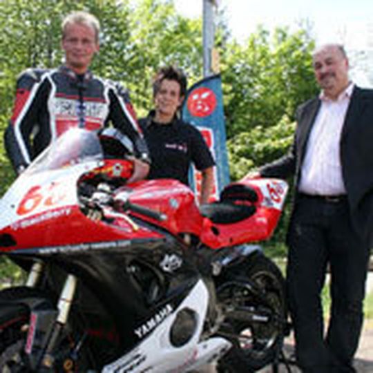 Rennfahrer Samuel Kielbassa, Chefmechanikerin Simone Metzler und Thomas Wittmann, verantwortlich für Marketing und Vertrieb bei Schäfer-Oesterle in Würzburg und Aspach, mit der neu ausgestatteten Rennmaschine, die die Startnummer 68 trägt. Foto: k-w Rennfahrer Samuel Kielbassa, Chefmechanikerin Simone Metzler und Thomas Wittmann, verantwortlich für Marketing und Vertrieb bei Schäfer-Oesterle in Würzburg und Aspach, mit der neu ausgestatteten Rennmaschine, die die Startnummer 68 trägt. Foto: k-w