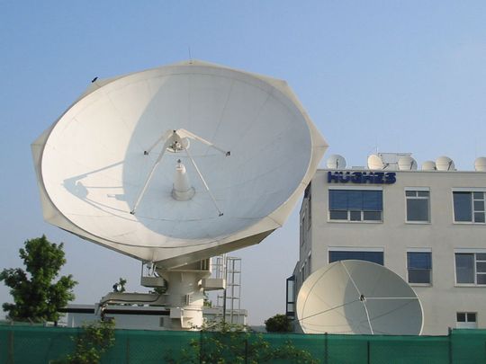 Hughes bietet speziell auf Geschäftskunden zugeschnittene Satelliten-Internet-Lösungen. Hughes bietet speziell auf Geschäftskunden zugeschnittene Satelliten-Internet-Lösungen.