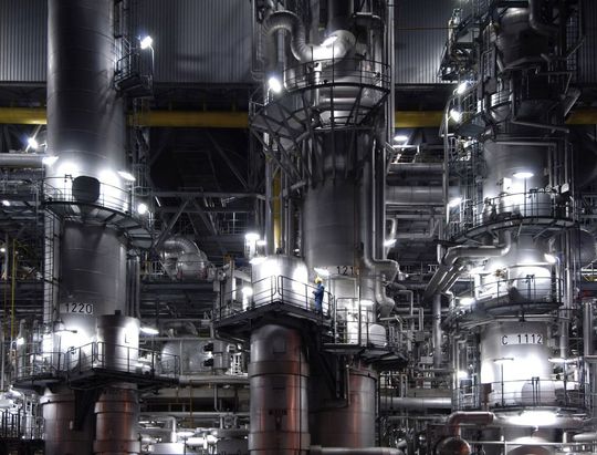 Styrolanlage der BASF am Standort Ludwigshafen. BASF und INEOS wollen ihre weltweiten Styrol-Geschäftsaktivitäten zu weiten Teilen in dem Joint Venture Styrolution zusammenführen. (Bild: BASF)