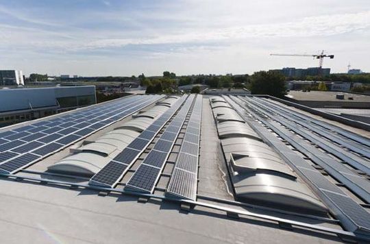 Das Lorenz-aero 10-Facelift von Energiebau Solarstromsysteme GmbH auf einem gewerblichen Flachdach in Köln. Gut zu sehen ist die effektive Ausnutzung der mit zwei Oberlichtreihen belegten Dachfläche. (Bild: Energiebau)