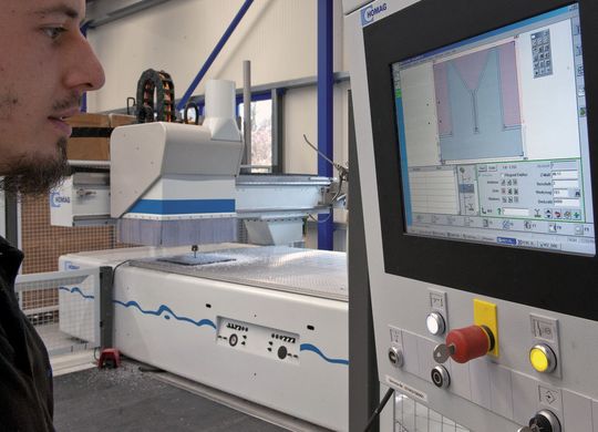 Geschlossene Prozesskette: Mit SolidWorks und SolidCAM verfügt KF Industrieanlagen über ein voll integriertes 3D-CAD-CAM-System, das ausgetestete NC-Programme für das Bearbeitungszentrum von Homag generiert. (Bild: Klaus Hennecke)