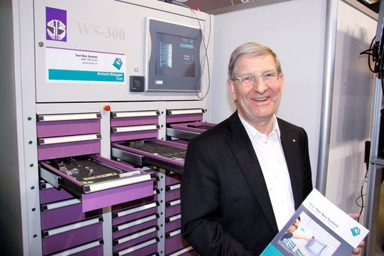 Walter Hinterberger vor einem Tool-Box-System, mit dem die Werkzeuglogistik auf ein Spitzenniveau angehoben werden kann. (Bild: Böhm)
