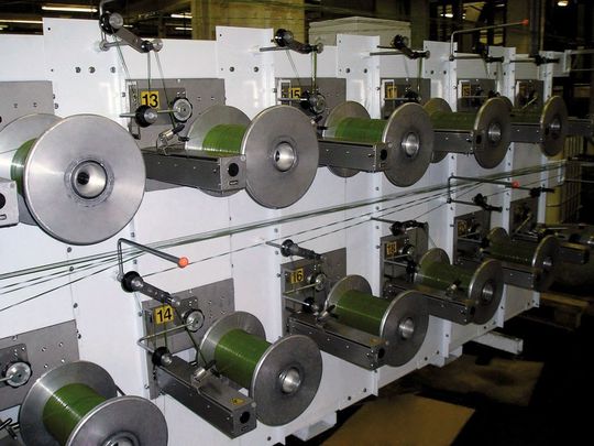 Um die Abzugsgeschwindigkeit der Filamente von der Spule konstant zu halten, arbeitet man mit einem Tänzerarm, in dessen Drehpunkt ein Winkelsensor montiert ist. (Bild: Oerlikon Barmag) Um die Abzugsgeschwindigkeit der Filamente von der Spule konstant zu halten, arbeitet man mit einem Tänzerarm, in dessen Drehpunkt ein Winkelsensor montiert ist. (Bild: Oerlikon Barmag)