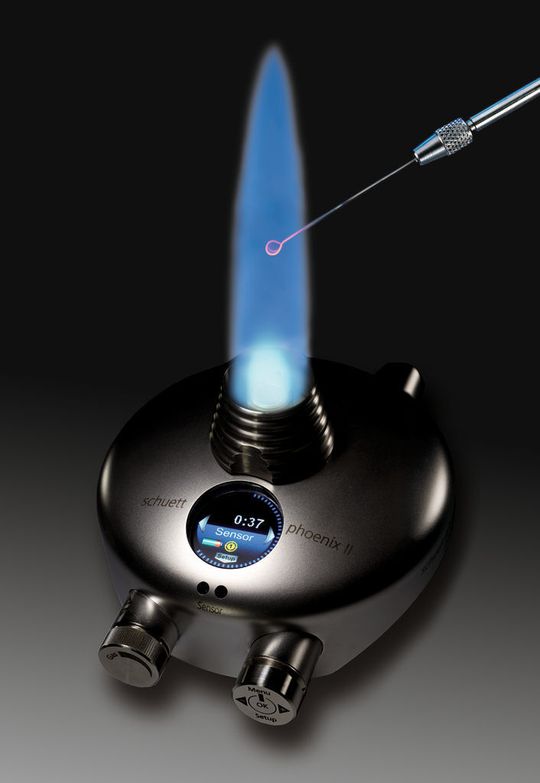 Der schuett phoenix II Sicherheits-Bunsenbrenner ist mit einem leuchtenden Farb-Display ausgestattet. (Bild: schuett-biotec) Der schuett phoenix II Sicherheits-Bunsenbrenner ist mit einem leuchtenden Farb-Display ausgestattet. (Bild: schuett-biotec)