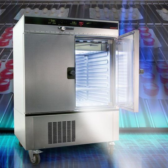 Der neue Klimaschrank ICH wurde speziell für Stabilitätsprüfungen gemäß GMP und ICH-Richtlinie ausgelegt. (Bild: Memmert) Der neue Klimaschrank ICH wurde speziell für Stabilitätsprüfungen gemäß GMP und ICH-Richtlinie ausgelegt. (Bild: Memmert)