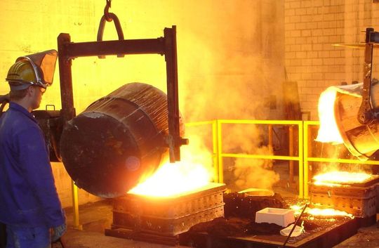 Wolfensberger bringt Konstruktionsideen auf den Punkt. Unter Berücksichtigung aller wichtigen Einflussgrößen werden Gussteile den Kundenanforderungen angepasst und gießgerecht ausgelegt. Hier das Abgießen eines Peltonrades mit zwei Giesspfannen. (Bilder: Wolfensberger)