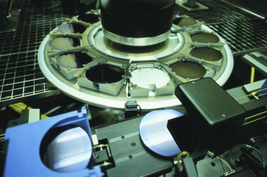 Hochleistungshalbleiter der Geschäftseinheit Semiconductors in Lenzburg. Das Produkt wird z.B. in Lokomotiven und Kraftwerken verwendet. (Bild: ABB)