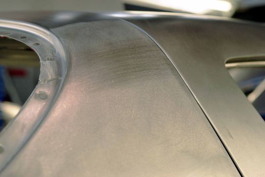 Nach dem mechanischen Bearbeiten der Nahtüberhöhung “glänzt” eine einwandfreie Fläche ohne sichtbare Nahtstellen oder Poren. (Bild: Fronius) Nach dem mechanischen Bearbeiten der Nahtüberhöhung “glänzt” eine einwandfreie Fläche ohne sichtbare Nahtstellen oder Poren. (Bild: Fronius)
