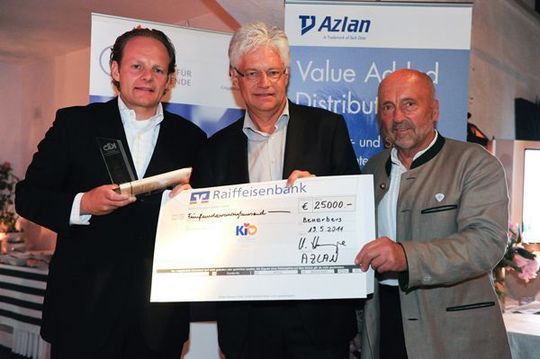 Ulrich Hampe, Director Azlan bei Tech Data, übergibt den Scheck an Hartwig Gauder und Klaus Wolfermann von der KiO. Ulrich Hampe, Director Azlan bei Tech Data, übergibt den Scheck an Hartwig Gauder und Klaus Wolfermann von der KiO.