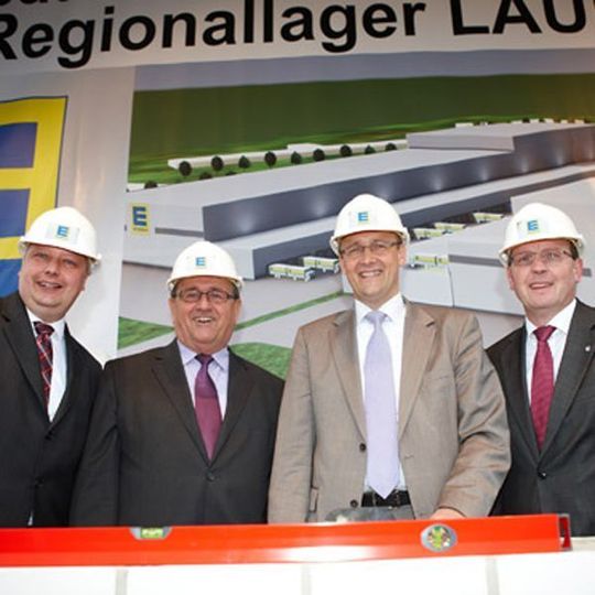 Freuen sich über den Neubau: Niedersachsens Wirtschaftsminister Jörg Bode, Samtgemeinde-Bürgermeister Uwe Heilmann, Edeka-Sprecher Mark Rosenkranz und Landrat Jörg Farr (v.l.n.r.) haben den Grundstein für das neue Lager in Lauenau gelegt. Bild: Edeka Hannover-Minden Freuen sich über den Neubau: Niedersachsens Wirtschaftsminister Jörg Bode, Samtgemeinde-Bürgermeister Uwe Heilmann, Edeka-Sprecher Mark Rosenkranz und Landrat Jörg Farr (v.l.n.r.) haben den Grundstein für das neue Lager in Lauenau gelegt. Bild: Edeka Hannover-Minden
