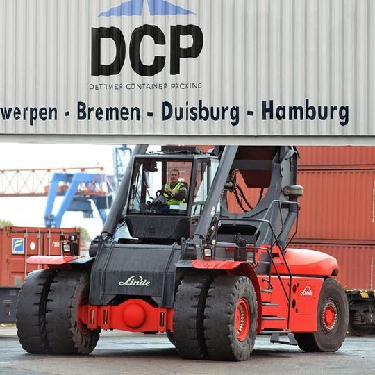 Was in Hamburg eine Sache für Portalkrane ist, wird in Bremen mit Containerstaplern von Linde bewegt. Bild: Linde-MH Was in Hamburg eine Sache für Portalkrane ist, wird in Bremen mit Containerstaplern von Linde bewegt. Bild: Linde-MH