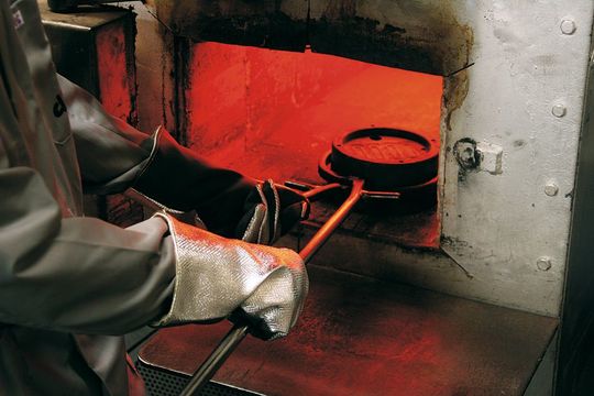 Gegen Hitze, Kälte oder gefährliche Chemikalien helfen Schutzhandschuhe. Doch nicht jeder Schutzhandschuh ist für jede Anwendung geeignet. (Bild: KCL) Gegen Hitze, Kälte oder gefährliche Chemikalien helfen Schutzhandschuhe. Doch nicht jeder Schutzhandschuh ist für jede Anwendung geeignet. (Bild: KCL)
