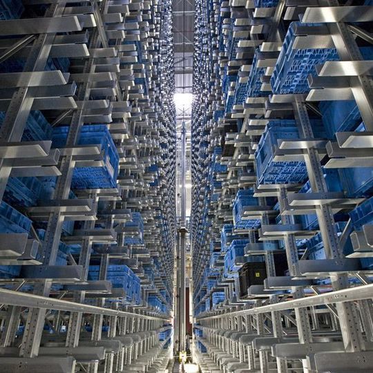 In luftiger Höhe: Die Regalbediengeräte fahren im neuen automatischen Kleinteilelager bis zu 14 m hoch. Bild: Daimler In luftiger Höhe: Die Regalbediengeräte fahren im neuen automatischen Kleinteilelager bis zu 14 m hoch. Bild: Daimler