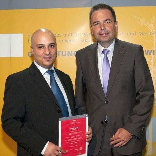 Markus Meißner (rechts), Mitglied der Geschäftsführung bei AEB, mit dem Preisträger Daniel Koch. Bild: AEB Markus Meißner (rechts), Mitglied der Geschäftsführung bei AEB, mit dem Preisträger Daniel Koch. Bild: AEB