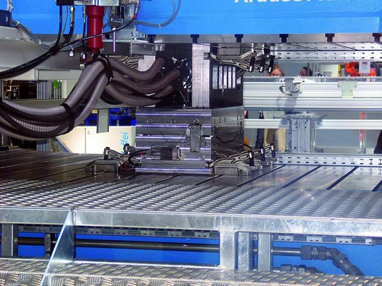 In diesem Presswerkzeug entsteht ein CFK-Demonstratorbauteil im Hochdruck-RTM-Verfahren. (Bild: Kraus)