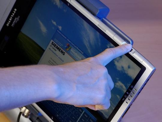 Zugang nur auf Fingerzeig: Der Scan des Fingerabdrucks am PC schützt vor unberechtigtem Zugriff. (Quelle: Siemens IT Solutions and Services) Zugang nur auf Fingerzeig: Der Scan des Fingerabdrucks am PC schützt vor unberechtigtem Zugriff. (Quelle: Siemens IT Solutions and Services)