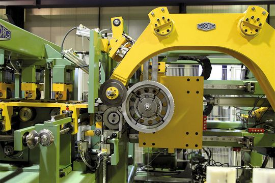Intelligente Problemlösung: die Georg-Wickelkernanlage (SWA) mit Exzenterschere für hohe Ausstoßleistung. Bild: Heinrich Georg Intelligente Problemlösung: die Georg-Wickelkernanlage (SWA) mit Exzenterschere für hohe Ausstoßleistung. Bild: Heinrich Georg