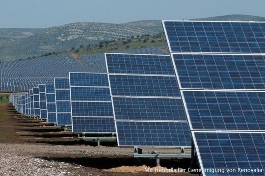Dezentrale Wechselrichter direkt bei den PV-Feldern und eine zentrale Trafostation. Dezentrale Wechselrichter direkt bei den PV-Feldern und eine zentrale Trafostation.