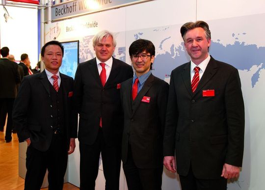 Joshua Alexander Rusdy, Area Sales Manager Beckhoff Automation, Hans Beckhoff, Geschäftsführer Beckhoff Automation, Toshimitsu Kawano, Geschäftsführer Beckhoff Japan, Kai Ristau, Leiter International Sales and Business Development bei Beckhoff Automation <em id="ForP_98496150-9B39-7E55-918893E75DFD3258">Bilder: Beckhoff</em> Joshua Alexander Rusdy, Area Sales Manager Beckhoff Automation, Hans Beckhoff, Geschäftsführer Beckhoff Automation, Toshimitsu Kawano, Geschäftsführer Beckhoff Japan, Kai Ristau, Leiter International Sales and Business Development bei Beckhoff Automation <em id="ForP_98496150-9B39-7E55-918893E75DFD3258">Bilder: Beckhoff</em>