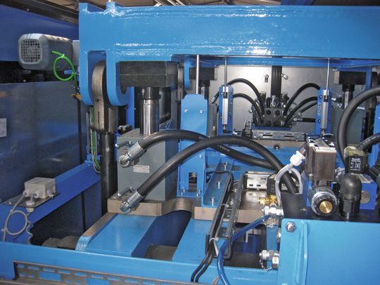 Bild 3: Hydraulische Blockzylinder verfahren die Druckplatte, die den Druckraum verschließt und die Bohrungen für die Zuführung des Wirkmediums enthält. (Bild: FF Fluidforming) Bild 3: Hydraulische Blockzylinder verfahren die Druckplatte, die den Druckraum verschließt und die Bohrungen für die Zuführung des Wirkmediums enthält. (Bild: FF Fluidforming)