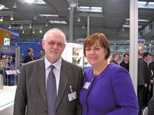 Dipl.-Ing. Ullrich Höltkemeier, Chefredakteur der konstruktionspraxis im Gespräch mit Astrid Mozes, neue Präsidentin EMEA Hydraulik-Gruppe Eaton. (Bilder: Eaton)