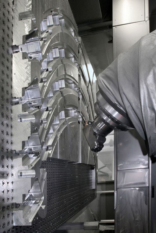 Typischer Fräsvorgang mit der ECOSPEED F – einem DST-Bearbeitungszentrum zur Hochleistungszerspanung von Aluminium-Strukturbauteilen. (Bilder: Dörries Scharmann/EPLAN) Typischer Fräsvorgang mit der ECOSPEED F – einem DST-Bearbeitungszentrum zur Hochleistungszerspanung von Aluminium-Strukturbauteilen. (Bilder: Dörries Scharmann/EPLAN)