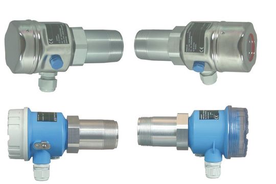 Soliwave FQR56 (links) und FDR56 (rechts) in Edelstahlausführung (oben) und mit Kunststoffgehäuse (unten) sowie R 1½“-Gewinde (Bild: Endress + Hauser) Soliwave FQR56 (links) und FDR56 (rechts) in Edelstahlausführung (oben) und mit Kunststoffgehäuse (unten) sowie R 1½“-Gewinde (Bild: Endress + Hauser)