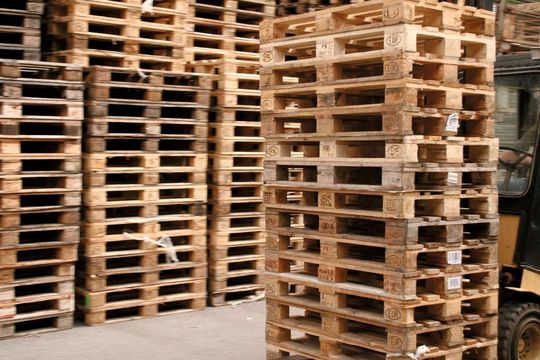 Ohne Palette geht es nicht: Die Logistikwirtschaft braucht den Ladungsträger, der 2010 rund 79 Mio. Mal produziert wurde. Bild: EPAL Ohne Palette geht es nicht: Die Logistikwirtschaft braucht den Ladungsträger, der 2010 rund 79 Mio. Mal produziert wurde. Bild: EPAL