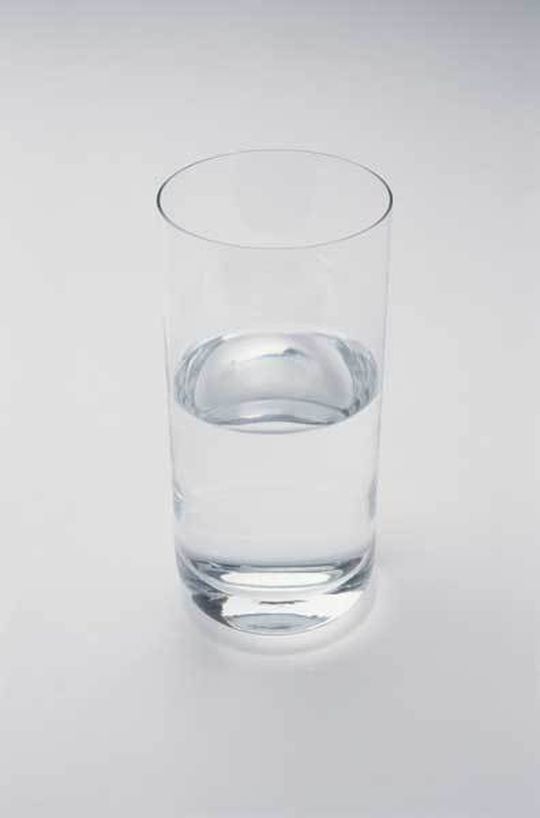 Der Speicher scheint halbvoll. In Wirklichkeit liefe er schon über, da er „thin provisioniert“ und „dedupliziert“ ist. Der Speicher scheint halbvoll. In Wirklichkeit liefe er schon über, da er „thin provisioniert“ und „dedupliziert“ ist.