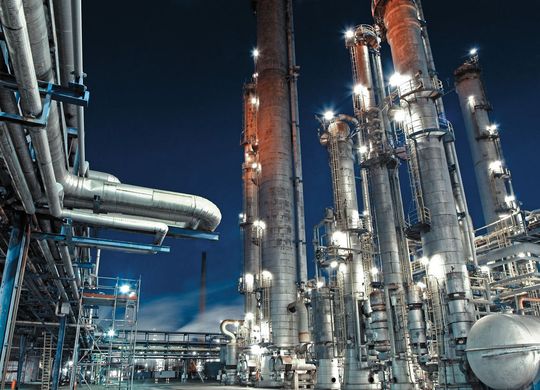 Eine Raffinerieanlage steht fast niemals still – sogar bei Nacht verwandelt Sie Erdöl in Produkte des täglichen Bedarfs. (Bild: Deutsche BP) Eine Raffinerieanlage steht fast niemals still – sogar bei Nacht verwandelt Sie Erdöl in Produkte des täglichen Bedarfs. (Bild: Deutsche BP)