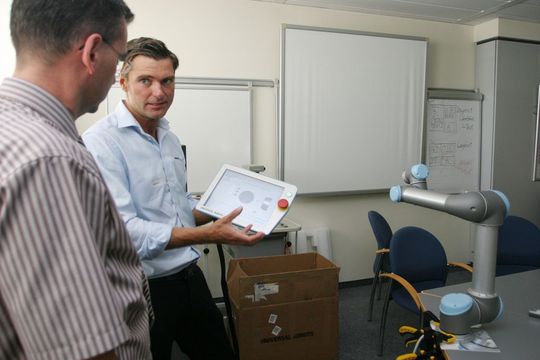 Mit seinem flexiblen Roboterarm will Universal Robots die robotergestützte Automatisirerung auch für kleinere Unternehmen attraktiv machen. (Bild: Schreier) Mit seinem flexiblen Roboterarm will Universal Robots die robotergestützte Automatisirerung auch für kleinere Unternehmen attraktiv machen. (Bild: Schreier)