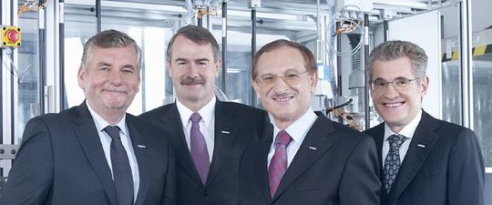 (v.l.n.r.): Dr. Hans Jürgen Wernicke, scheidender stellvertretender Vorstandsvorsitzender, Dr. Hans-Joachim Müller, Mitglied des Vorstands, Dr. Günter von Au, Vorstandsvorsitzender und Edgar Binnemann, scheidender Finanzvorstand (Bild: Süd-Chemie) (v.l.n.r.): Dr. Hans Jürgen Wernicke, scheidender stellvertretender Vorstandsvorsitzender, Dr. Hans-Joachim Müller, Mitglied des Vorstands, Dr. Günter von Au, Vorstandsvorsitzender und Edgar Binnemann, scheidender Finanzvorstand (Bild: Süd-Chemie)