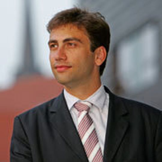 Sven Gábor Jánszky, einer der bekanntesten deutschen Trendforscher, ist Keynote-Speaker auf dem 2. B2B-Marketing-Kongress, der am 4. und 5. Oktober in Würzburg stattfindet. Sven Gábor Jánszky, einer der bekanntesten deutschen Trendforscher, ist Keynote-Speaker auf dem 2. B2B-Marketing-Kongress, der am 4. und 5. Oktober in Würzburg stattfindet.