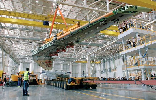 Bild 1: Die Fertigung von Flugzeugen ist eine hochkomplexe und anspruchsvolle Aufgabe. Insbesondere die Größe der Bauteile erschwert die Materialsteuerung und -organisation, den Transport sowie die gesamte maschinelle Bearbeitung. (Bild: Airbus Industries) Bild 1: Die Fertigung von Flugzeugen ist eine hochkomplexe und anspruchsvolle Aufgabe. Insbesondere die Größe der Bauteile erschwert die Materialsteuerung und -organisation, den Transport sowie die gesamte maschinelle Bearbeitung. (Bild: Airbus Industries)