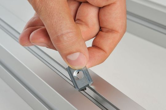 Einschwenklasche für das nachträgliche Einlegen in die Profilnut (Bild: Maschinenbau Kitz) Einschwenklasche für das nachträgliche Einlegen in die Profilnut (Bild: Maschinenbau Kitz)