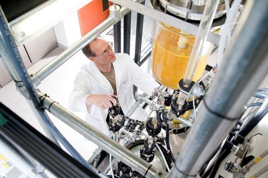 Metathesis catalysts must be robust and highly active to convert the raw material qualities, which are subject to frequent fluctuations and occasional contamination. (Picture: Evonik Industries) Metathesis catalysts must be robust and highly active to convert the raw material qualities, which are subject to frequent fluctuations and occasional contamination. (Picture: Evonik Industries)