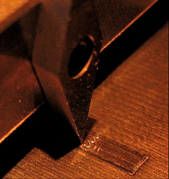 Erste Versuche zeigen die prinzipielle Eignung eines Elektronenstrahls als Wärmequelle für die (Mikro-)Warmzerspanung. Unterschiedlich hohe Wärmeeinwirkleistungen belegen, dass der Elektronenstrahl durch geeignete Para- metervariation auch für geringe Werkstückerwärmungen nutzbar ist. (Bild: IWF) Erste Versuche zeigen die prinzipielle Eignung eines Elektronenstrahls als Wärmequelle für die (Mikro-)Warmzerspanung. Unterschiedlich hohe Wärmeeinwirkleistungen belegen, dass der Elektronenstrahl durch geeignete Para- metervariation auch für geringe Werkstückerwärmungen nutzbar ist. (Bild: IWF)