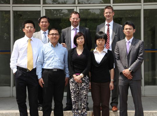 Hintere Reihe von links: Dr. Kang Kai-Ma, Florian Eulenhöfer und Dr. Marco Holst (beide Geschäftsführung Panacol) <em id="ForP_DAE1127E-AFB8-E080-8033F2D3C4C337D7">Bild: Hönle</em> Hintere Reihe von links: Dr. Kang Kai-Ma, Florian Eulenhöfer und Dr. Marco Holst (beide Geschäftsführung Panacol) <em id="ForP_DAE1127E-AFB8-E080-8033F2D3C4C337D7">Bild: Hönle</em>
