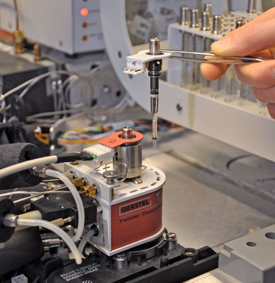 Abb. 1: Detailaufnahme des Gerstel-Pyro-Moduls, das sich in die Thermal Desorption Unit (TDU) integrieren lässt. Die Bestückung erfolgt automatisiert mittels Multi Purpose Sampler (MPS). (Bild: Guido Deußing) Abb. 1: Detailaufnahme des Gerstel-Pyro-Moduls, das sich in die Thermal Desorption Unit (TDU) integrieren lässt. Die Bestückung erfolgt automatisiert mittels Multi Purpose Sampler (MPS). (Bild: Guido Deußing)