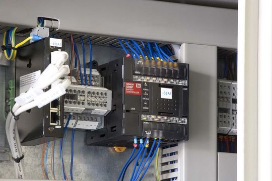 Der konfigurierbare Sicherheitscontroller G9SP von Omron stellt alle Sicherheitsfunktionen einer Maschine in einem Gerät zur Verfügung Der konfigurierbare Sicherheitscontroller G9SP von Omron stellt alle Sicherheitsfunktionen einer Maschine in einem Gerät zur Verfügung