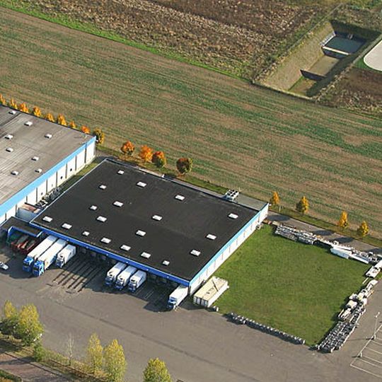 Das neue Logistikzentrum wird direkt an das bestehende Produktionsgebäude angebunden. Bild: Edna Das neue Logistikzentrum wird direkt an das bestehende Produktionsgebäude angebunden. Bild: Edna