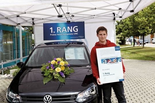 Nils Anderer aus Zug ist der Gewinner des CNC-Wettbewerbs und kann für ein Jahr das Auto benutzen. (Bild: Fraisa) Nils Anderer aus Zug ist der Gewinner des CNC-Wettbewerbs und kann für ein Jahr das Auto benutzen. (Bild: Fraisa)
